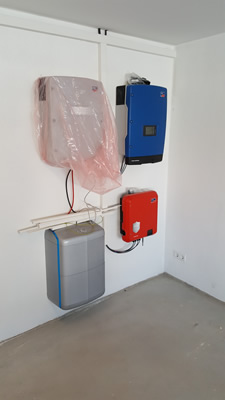 Elektroinstallation mit Batteriespeicher an einer Wand